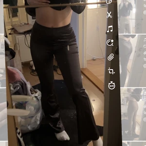 SATINBYXOR - Så jäkla snygga satinbyxor i en mörkbrun/svart färg! I strl xs från h&m med prislapp kvar!💕 jag är 171 cm lång⭐️ perfekt till nyår & utgång!