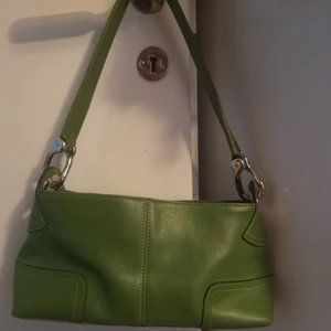 Grön D&G väska - Grön fake dolce & gabbana handväska. Den har ett litet fack med dragkedja på insidan också. 