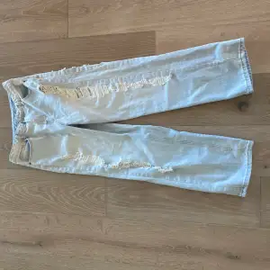 ripped jeans som jag har lågmidjat! skiiiit kattiga och as coola eftersom dom har as coola rivna detaljer! sitter bra i min midja med bälte utan några kurvor och jag har W26 och jag behöver nästan inte bälte