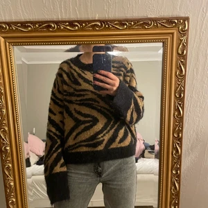 Stickad mönstrad tröja i strl xs  - Passar även s och m då den är stor i storleken! Fint skick