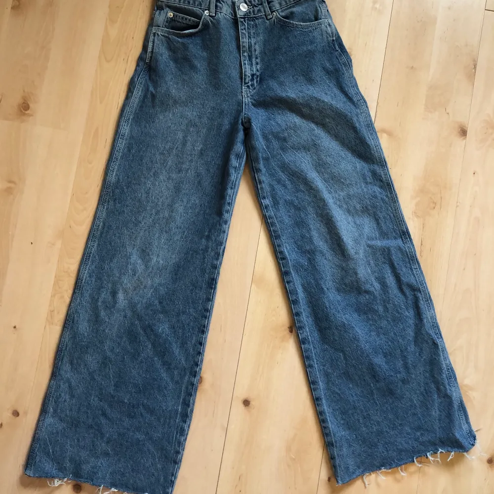 Super snygga mörkblåa jeans från pull and bear. Byxorna är i storlek 36 så passar lågmidjat på mig men går även att ha högmidjat!. Jeans & Byxor.