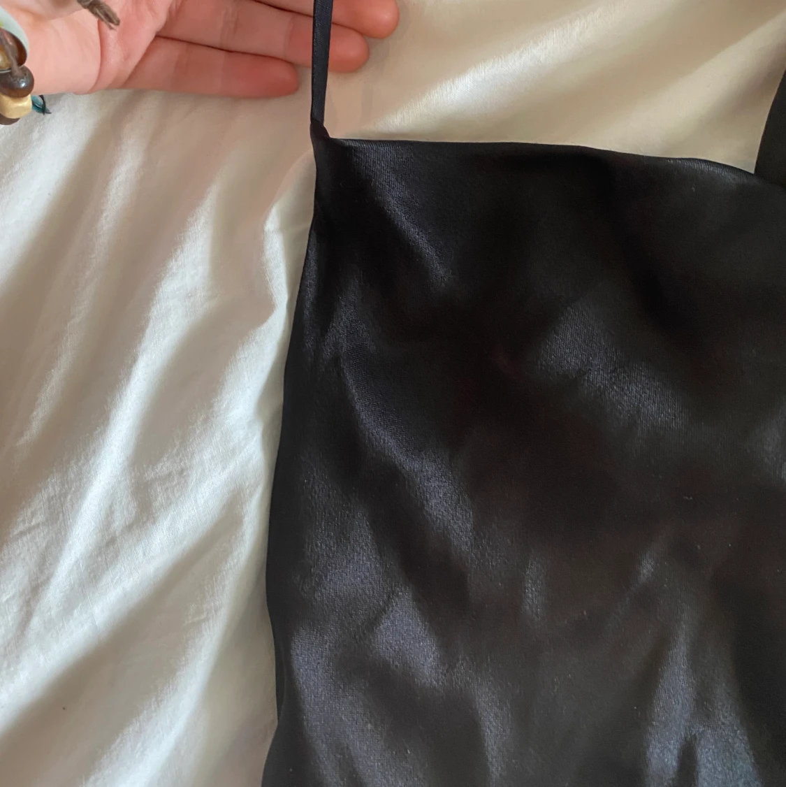 Satintopp med öppenrygg - 90