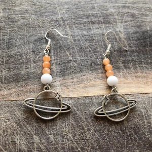 Örhängen med jade - Handgjorda örhängen med äkta orange och vit jade 🪐 betalning via swish ❤️