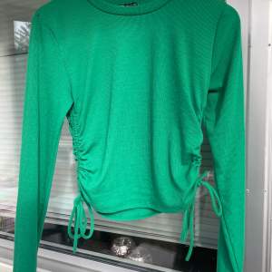 En grön lång ärmad tröja från zara med detaljer på sidorna. Tröjan är i nyskick,  har endast användt den en gång! Tröjan är storlek L men sitter tajt på mig som vanligtvis bär storlek M. Köparen står för frakten🥰