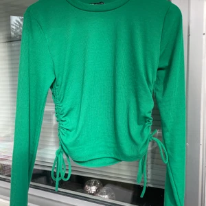 Tröja från Zara  - En grön lång ärmad tröja från zara med detaljer på sidorna. Tröjan är i nyskick,  har endast användt den en gång! Tröjan är storlek L men sitter tajt på mig som vanligtvis bär storlek M. Köparen står för frakten🥰