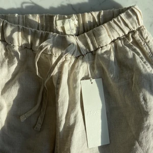 Arket linnebyxor  - Ett par nya linnebyxor från Arket! Helt nya med prislapp, aldrig använda. Storlek XS och passar mig pösigt som är ca 170cm. Helt slutsålda på hemsidan! Nypris: 590 kr ❤️