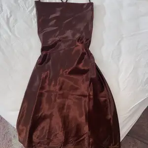 SÅÅÅLD!!! 🛑As snygg silkes klänning i brun man kan ha på tex fest ❤️ 