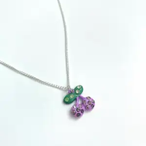 Silvrigt halsband med lila körsbärs berlock🤍