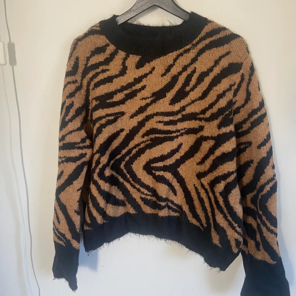Zebra randig tröja från HM, med en lite högre krage. Superskönt material 🌸🌸. Tröjor & Koftor.