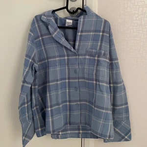 pyjamas tröja - Jättefin pyjamas överdel som tyvärr inte har kommit till användning, har knappt använt den 1 gång så är som sprillans ny, köpt för 300 o säljer för 140+ frakt (pris kan diskuteras). Storlek M sitter jättefint oversize på mig som har S