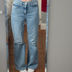 Highwaist jeans från H&M - Highwaist blå jeans i bra skick från H&M. Skitsnygga men säljer eftersom jag behöver pengar. Köparen står för frakten💗