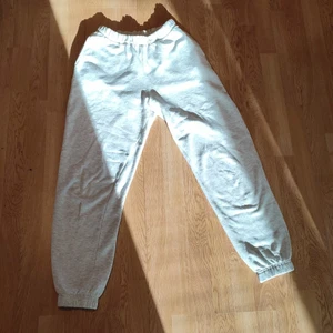 Mjukisbyxor - Ett par gråa mjukisbyxor i storlek S men funkar också på M. Är köpta här på plick. Säljer dem för att det inte riktigt är min stil längre och då dem inte riktigt passar så som jag ville att den skulle sitta. Använd fåtal gånger, (2-3 gånger)