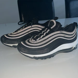 Nike air max 97 - Nike air max 97 använda fåtal gånger. Äkta och bra skick. Nypris 1500kr. Köparen står för frakten. Pris kan diskuteras 