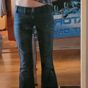 Lågmidjade jeans  - Mörkblåa lågmidjade jeans köpta här på plick! 