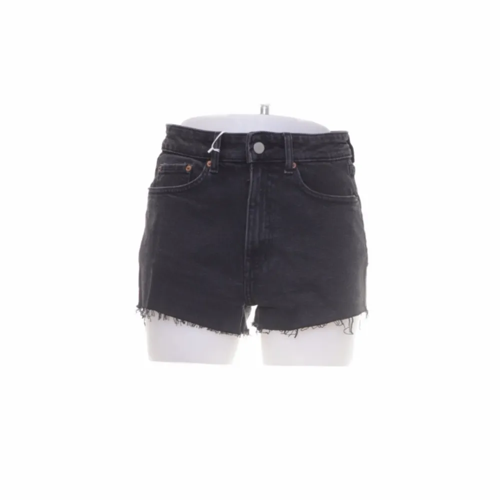 Helt nya jeansshorts i storlek 36! köparen står för frakten!. Shorts.