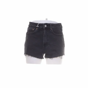 Jeansshorts - Helt nya jeansshorts i storlek 36! köparen står för frakten!