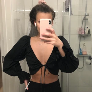 Helt ny fest topp - Jättefin snart topp med puffärmar som man knyter i fram. Helt ny och aldrig använd från Missguided storlek 38.