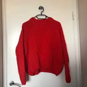 Korallröd stickad tröja från Pull&Bear som blivit alldeles för sällan använd.                                                   Köparen står för eventuell fraktkostnad ❣️