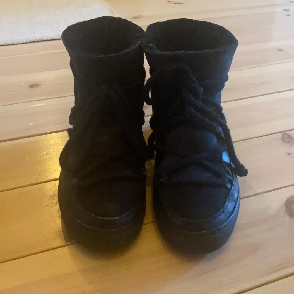 Säljer mina inuikii skor för väldigt väldigt bra pris. Inköpta för 1500 kr, skriv gärna va ni skulle kunna ge för dem! ❤️. Skor.