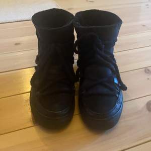 Säljer mina inuikii skor för väldigt väldigt bra pris. Inköpta för 1500 kr, skriv gärna va ni skulle kunna ge för dem! ❤️