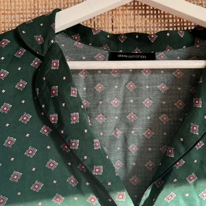 UO silkesskjorta  - 💌 Fraktkostnad kan ändras - skickar även med spårbar frakt eller i större paket om du vill köpa flera kläder samtidigt 💌