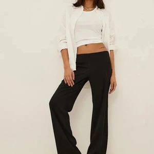 Slutsålda kostymbyxor från NA-KD - Säljer slutsålda lågamidjade kostymbyxor från na-kd! Älskar dem men de är tyvärr för stora för mig:( nypris: 449