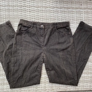 Svarta jeans - Bra skick och kvalite för att vara köpta från secondhand. Jeansen är upp till midjade och är i storlek 40. 