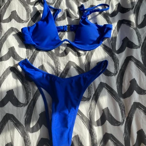 Bikini sett  - Säljer ett  jätte fint kungsblått bikini sett, det är helt oanvänt då det tyvär var lite litet i storleken. Jag skulle säga att det passar någon som har SX. Köparen står för frakten jag ansvarar inte för posten slarv!