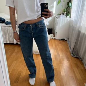 Levis Jeans - Säljer dessa lågmidjade levis jeans som är raka i modellen (modell 501, populära!). Köpta på Humana second hand och endast använda 1 gång. Jättebra skick. Är 167 och brukar ha 29/32 och dessa sitter perfekt