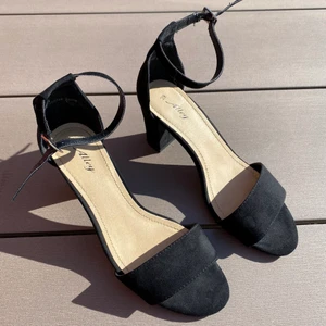 Klackskor  - Svarta klackskor i storlek 39, använda 1 gång. Bra skick och bekväma. 150kr + frakt. 😊