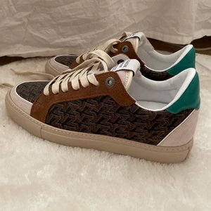 ZADIG VOLTAIRE sneakers  - Ett par nya sneakers ifrån Zadig Voltaire, strl 39, i modellen board monogram. Aldrig använda! Supersnygga! Medföljer boxen men kvittot har jag tappat. 