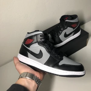 Jordan 1 Mid - Shadow Red  - Jordan 1 Mid - Shadow Red ⚡️ // Helt nya med originalbox, ds // Storlek 42 // Pris: 1549 kr // Skickas spårbart via PostNord på köparens bekostnad // Kvitto och kundomdömen kan skickas vid intresse 