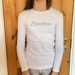 Vit benetton tröja  - Jag har bara använt den 2 gånger ,storlek 158-164 