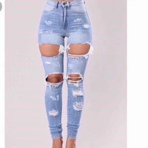 Fashionnova jeans - Säljer mina fashionnova jeans då dom blivit för små för mig, storlek 1 vilket motsvarar xs, ganska tighta så skulle säga att de passar xxs-xs, aldrig använda. Kan mötas upp i Stockholm eller frakta.