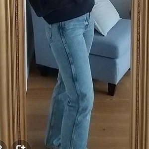 Jeans  - Ett par skit snygga rak medelhöga jeans från Other stories. Dom är helt slutsålda och sitter verkligen perfekt. Är skit sköna och inte andvönda så många månger💕💕