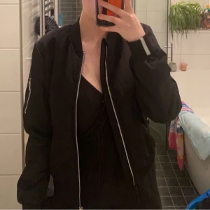 Bomber jacka från SKILL - Säljer denna fina bomberjacka för 100kr då jag aldrig använt den. Storleken är 152/164 men sitter bra på XS/S personer med. Sitter jättefint passa perfekt men skulle aldrig använda den så jag inte använder jackor så mycket. Hör gärna av dig om du är intressant. 