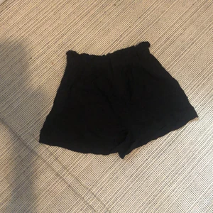 sommar shorts  - svarta luftiga sommarshorts från hm. bra skick. volang längs toppen (se bild 2)