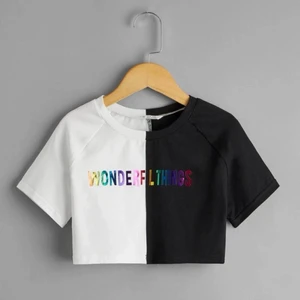 T-shirt  - T-shirt från shein. Helt ny och oanvänd!🤍 Säljer då den är alldeles för liten för mig! 