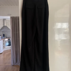 Svara kostymbyxor strl 34 - Jättesnygga svarta kostymbyxor från New Yorker, är tyvärr lite små för mig där av sälj! Aldrig använda. 
