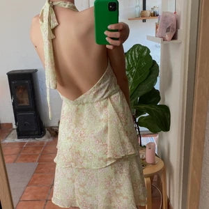 Klänning med öppen rygg - Superfin sommarklänning från ginatricot. Köpt förra sommaren så tror inte den finns kvar på hemsidan längre. Endast använd en gång så i nyskick i princip. Jättefin men kmr tyvärr inte till användning. 💗💘💓