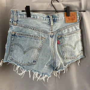 Levis 501 - Levis 501 i nyskick! Storlek S och W25.          De är mid waist 