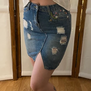 Jeans kjol med broderi - Betala bara för frakt. Väger om du är intresserad