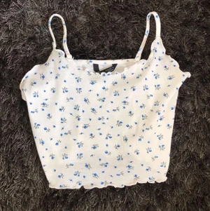 Jätte fint linne - Hej säljer ett fint linne från shein kostade 125kr nytt och använd en gång på skolavslutningen ,Bud vi min gödkäning,frakt får du bestämma vilken du vill ha var inte rädd att stela frågor💗💖