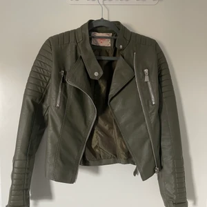 Militärgrön skinnjacka stl 36 - Militärgrön skinnjacka från Chiquelle stl 36 (ej riktigt skinn). Endast använd några fåtal gånger!💕 Köparen står för frakten.