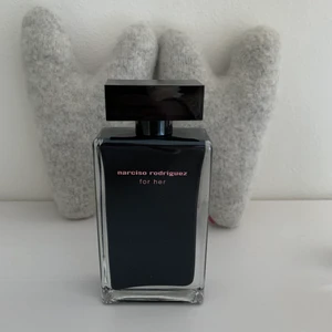 Narciso Rodriguez perfym  - Säljer den populära Narciso Rodriguez parfymen for her, fick även denna i julklapp. Har tagit ett par sprut av parfymen men flaskan är fortfarande full! 