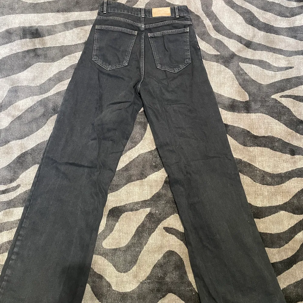 Svarta jeans från zara! Storlek 36💓. Jeans & Byxor.