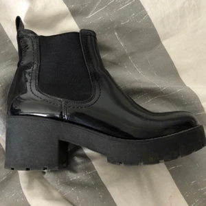 Glansiga boots  - Ett par svarta glansiga boots i storlek 38. Använda ett fåtal gånger! Frakt tillkommer📦