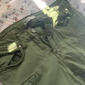 Cargo byxor - Cargo byxor, används aldrig, köptes för 500kr men säljs för 50kr för rensar kläder, de är från Gina