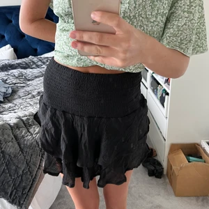 Svart volangkjol - Svart volangkjol i strl S! Lite kort på mig som e 172. 100kr + frakt