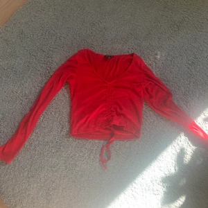 Röd topp från monki - En super snygg topp från monki❤️ Har använt en del gånger men är fortfarande i bra skick förutom att den är lite nopprig. Gratis frakt!